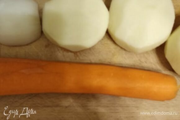 Нарезаем картофель. Морковь натираем на крупной терке. Отправляем в бульон. Когда овощи дойдут до полуготовности, забрасываем зеленый горошек и через 5 минут цветную капусту (у меня замороженная).