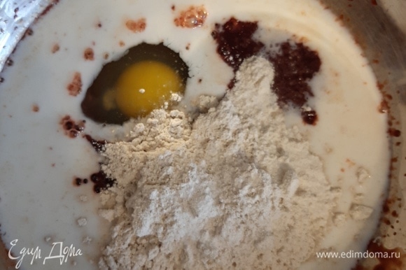В перемолотую печень добавить яйцо, молоко, муку, соль и специи по вкусу, хорошо перемешать.