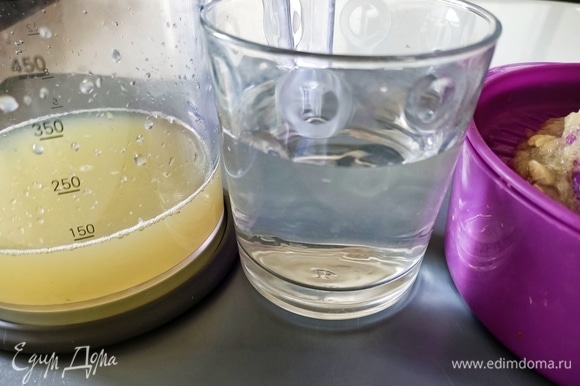 Сначала готовим лимонный крем. Выжимаем сок из трех лимонов, добавляем воду (должно получиться 400 мл жидкости).