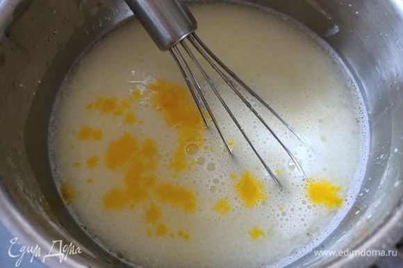 В сотейнике смешиваем кукурузный крахмал и сахар. Вливаем разведенный лимонный сок, немного пищевого красителя и 1/2 пузырька лимонного ароматизатора.