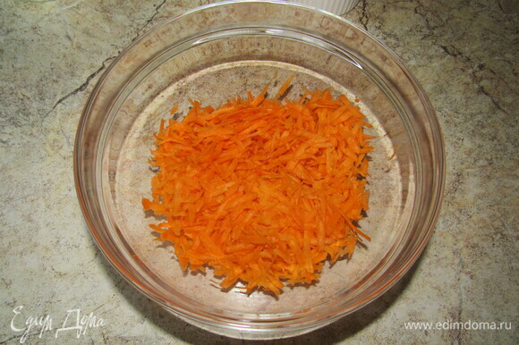 Натираем морковь на терке.