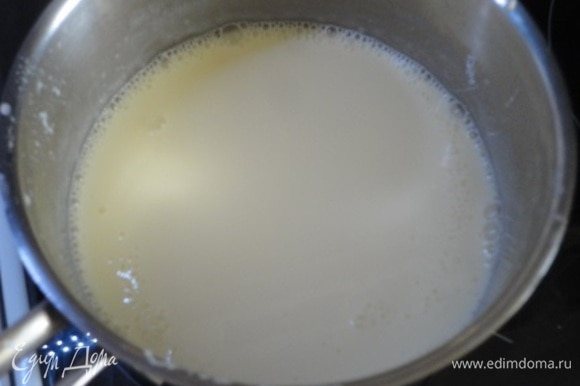 За это время приготовить теплый ванильный соус. В сотейник налейте молоко и добавьте в него ванильный сахар. Доведите молоко до кипения и снимите с огня. Взбейте желтки с сахаром добела.Понемножку, продолжая взбивать, добавьте крахмал и влейте струйкой молоко. Когда масса станет однородной, перелейте все назад в сотейник. На маленьком огне, постоянно помешивая, доведите соус до загустения. Снимите соус с огня, добавьте сливочное масло, хорошо перемешайте до полного растворения масла. Можно подавать сразу, а можно поместить в небольшой герметичный контейнер, на поверхности соуса разместить пищевую пленку, чтобы не образовывалась корочка на соусе во время остывания, хранить в холодильнике, а потом, перед подачей, обязательно разогреть.