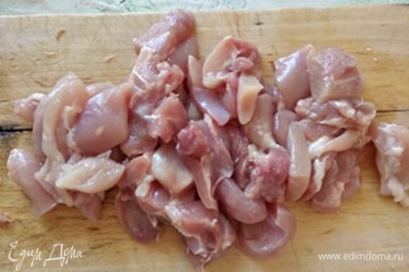 Куриное филе нарезать некрупными кусочками или полосками. У меня было филе бедра, но можно использовать и грудку, и другие части курицы. Нарезать нужно тонкими кусочками, так как готовится курица очень быстро.