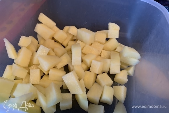 Картофель почистите и нарежьте кубиками.