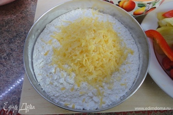 Муку, соль и натертый сыр смешать.