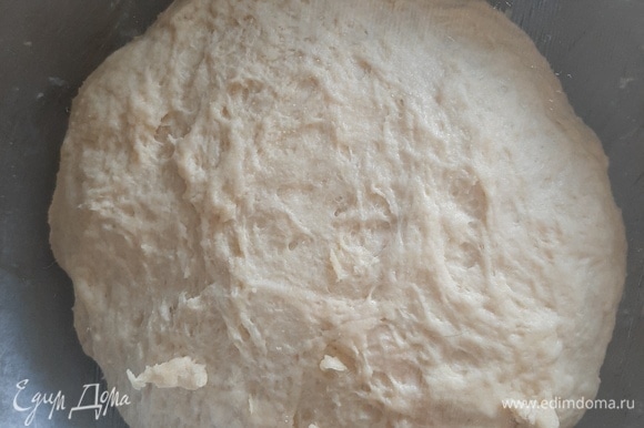 Смешиваем муку и соль, добавляем дрожжи и растительное масло, замешиваем тесто. Тесто нужно хорошо вымесить, чтобы получился плотный гладкий шарик, кладем тесто в миску, накрываем пленкой или полотенцем и убираем в теплое место на 1 час.