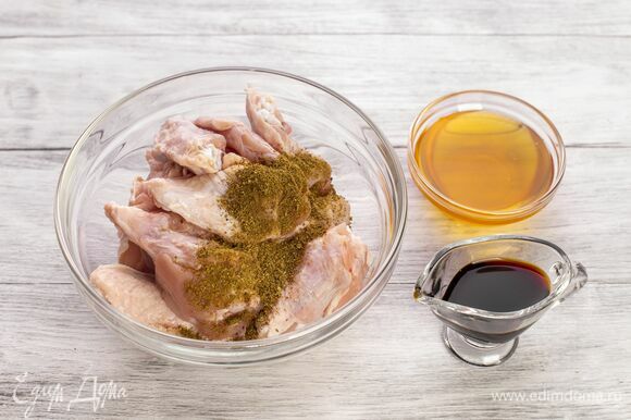 Замаринуйте крылья в смеси из соевого соуса, меда и хмели-сунели. Оставьте на один час.