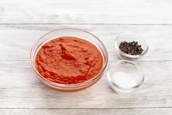 Пробейте массу погружным блендером с добавлением соли и перца. Уберите в холодильник на 30 минут.