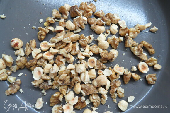 Орехи крупно порубить и обжаривать на сковороде в течение 10 минут (у меня фундук и грецкие орехи).
