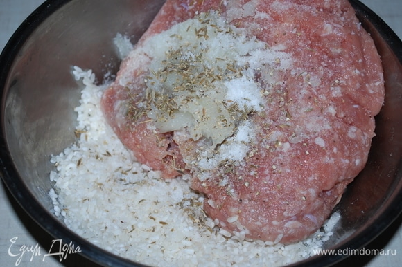 Перемешать вместе фарш с луком и рисом, добавить специи, соль и свежемолотый черный перец.