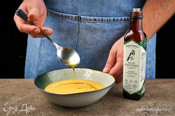 Разлейте суп по тарелкам, добавьте конопляное масло ТМ «Коноплянка». Оно придаст супу пряный травяной привкус.