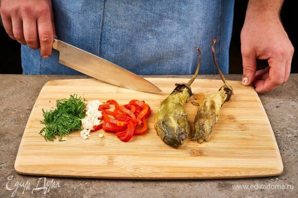 С запеченных овощей снимите кожицу. Перец нарежьте соломкой. Чеснок и укроп мелко порубите.