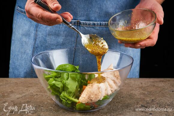 В салатник выложите порванные листья шпината, запеченную тыкву и нарезанную курицу. Заправьте салат соусом.