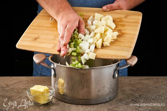 Растопите сливочное масло в глубоком сотейнике. Обжарьте нарезанные овощи.