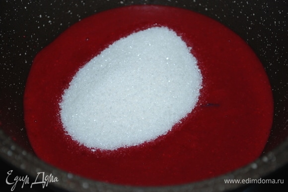 Малиновое пюре без косточек соедините с сахаром (40 г), добавьте кукурузный крахмал, разведенный в 2 ст. л. воды.