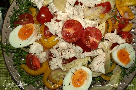 Куриные яйца очистить, разрезать на две половинки. Курицу нарезать как вам удобно. Раскладываем сверху на салат. Сверху добавляем свежемолотый перец и соль по желанию.