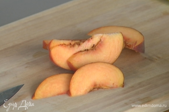 Персик нарезать дольками.