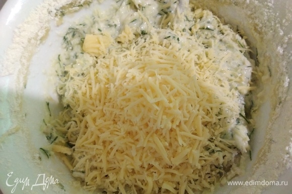 Сыр натереть на мелкой терке и ввести в тесто.