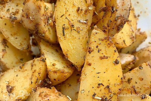 Перемешайте специи с картофельными дольками и дайте постоять им около 10 минут.