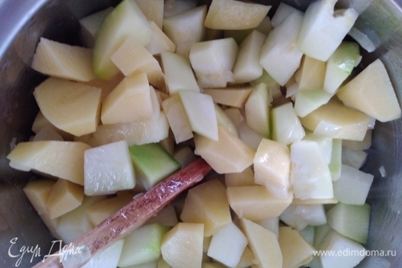 Почистить картофель и цукини. Нарезать одинаковыми кубиками. Всыпать к луку. Перемешать. Залить кипятком, чтоб едва покрывало овощи, посолить и поперчить по вкусу.