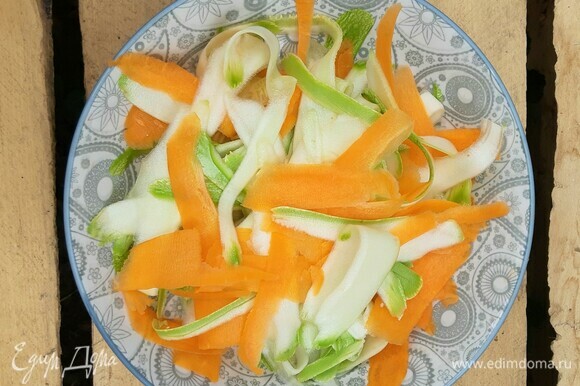 Морковь почистить и также нарезать слайсами. Перемешать с цукини.