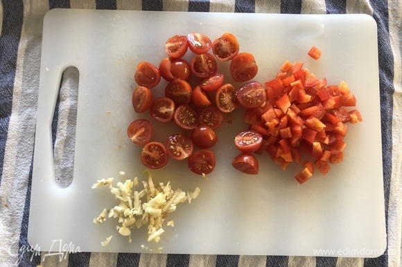 Чеснок мелко режем, помидоры разрезаем пополам, мелко нарезаем болгарский перец.
