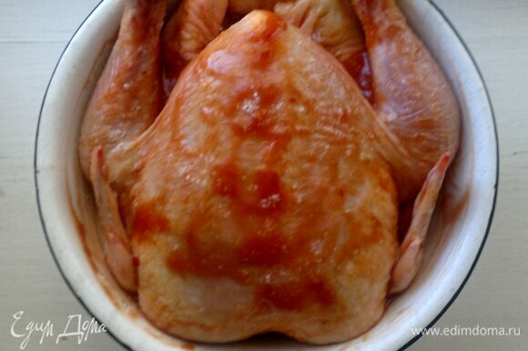 Курицу тщательно вымыть, обсушить бумажным полотенцем. Смазать внутри и снаружи маринадом, выложить в миску, накрыть крышкой. Убрать курицу в холодильник на 6–8 часов, лучше — на ночь.