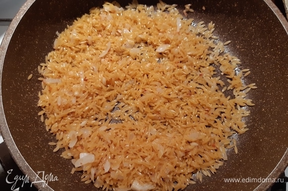 Высыпаем рис и обжариваем до полупрозрачности риса.