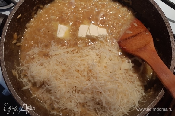 Как только перемешали рис с кальмаром, добавляем сыр, масло и лимонный сок, мешаем тщательно.