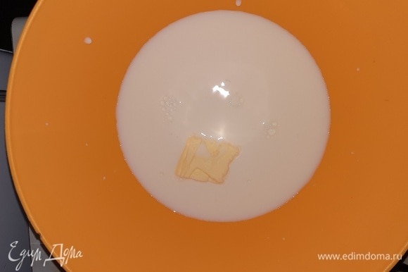 Молоко с маслом подогреть в микроволновке 2–3 минуты, чтобы масло растопилось.