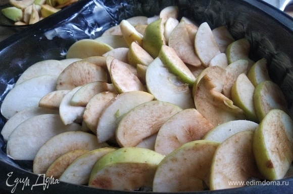 Смажьте противень для запекания сливочным маслом. Нарезать яблоки на дольки. Сверху вылить тесто. Далее посыпать сверху корицей. Поставить в разогретую духовку. Выпекать при температуре 180°C в течение 30 минут.