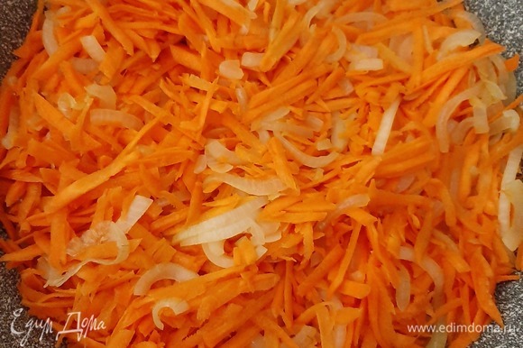 Тем временем натираем на крупной терке морковь, нарезаем полукольцами лук и тушим с добавлением соли и масла в течение 20–30 минут. Для тушения нужно взять кастрюлю с толстым дном (либо можно использовать мультиварку).