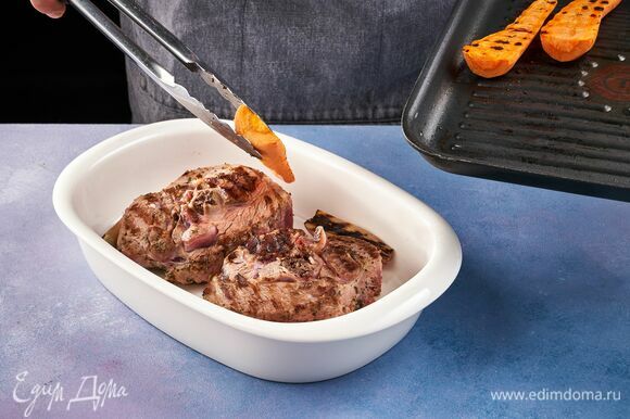 Мясо поместите в форму для запекания. Добавьте к мясу обжаренные овощи.