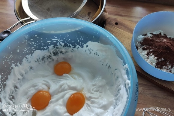 Взбить яичный белок с водой и щепоткой соли до мягких пиков. Понемногу добавляя сахар, взбить белки до густой пены.