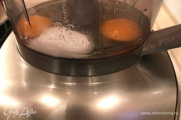 Взбить яйца со стевией, добавить молоко, муку, разрыхлитель и какао-порошок. Все перемешать.
