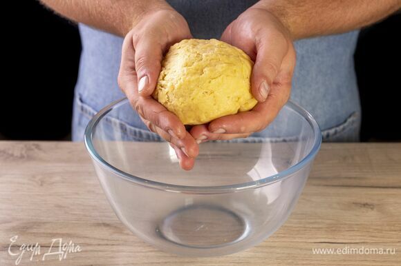 Замесите эластичное тесто, скатайте в шар, уберите в холодильник на 20 минут.