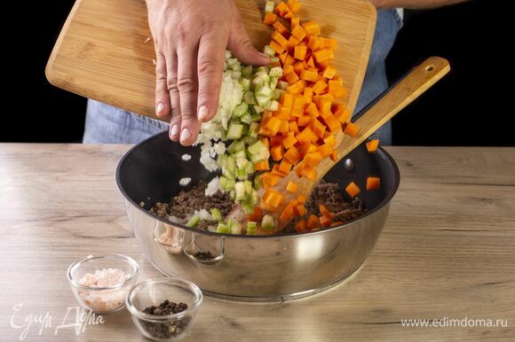 Добавьте лук, морковь и сельдерей. Обжаривайте 5 минут.