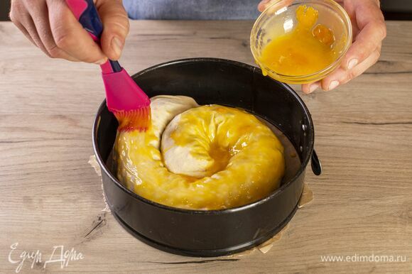 Выложите улитку в форму для запекания, покрытую пергаментом. Смажьте оливковым маслом и желтком, запекайте в заранее разогретой до 180°C духовке около 30 минут.
