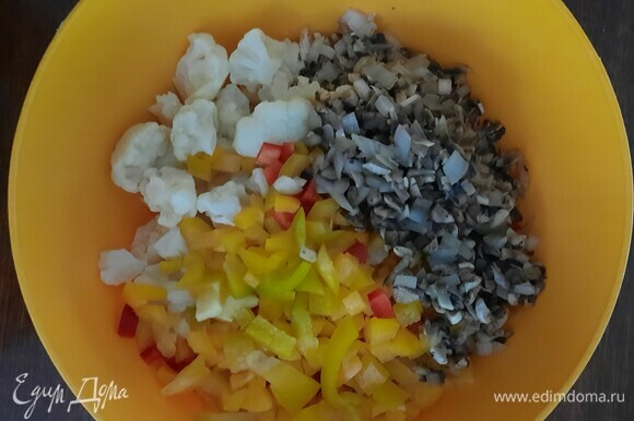 Цветную капусту отварите 5 минут. Добавляем все ингредиенты в миску: цветную капусту, нарезанный кубиком перец, грибы и отварную индейку, нарезанную кубиком. Солим и перчим по вкусу.