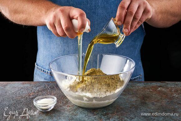 Добавьте соль, сахар, яйцо, оливковое масло. Замесите пластичное тесто.