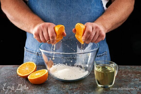 Сахар смешайте с маслом, залейте свежевыжатым апельсиновым соком.