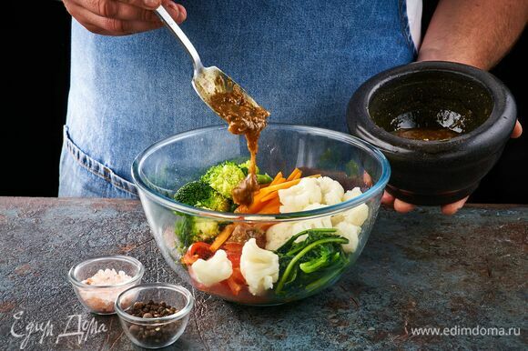 Кинзу и зеленый лук переложите в глубокую чашку, добавьте отварные овощи, перец, шпинат. Заправьте блюдо соусом.