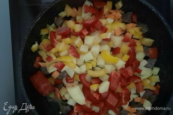 Через 30–40 минут добавляем картофель, морковь, сладкий и острый перцы.