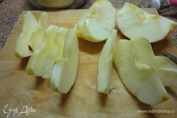 Включите духовку на разогрев до 175–180°C.Смажьте маслом бока круглой формы (23 см), а дно застелите пекарской бумагой. Яблоки очистите от кожицы и семян, нарежьте дольками и полейте лимонным соком.
