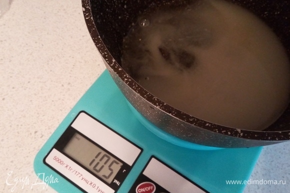 Глюкозный сироп 43%. Ставим на плиту и начинаем варить карамель.
