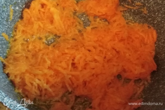Морковь натереть на мелкой терке. Обжарить на растительном масле до изменения цвета.