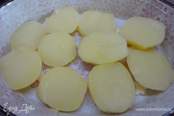 Картофель отварите почти до готовности, но не разваривайте. Нарежьте кружочками толщиной 1 см. Форму смажьте сливочным маслом и выложите картофель одним слоем.