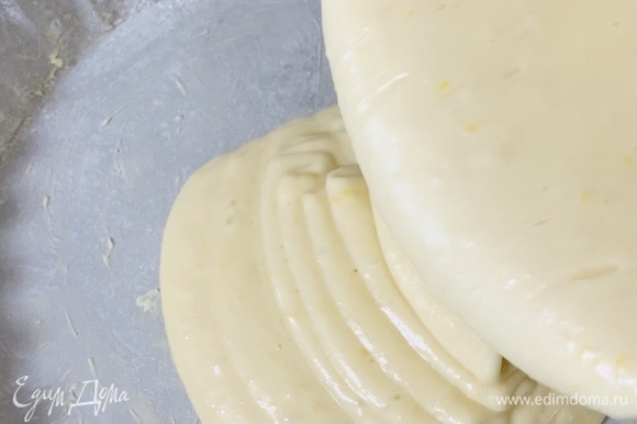 Переливаем тесто в форму (22–26 см в диаметре). Можно смазать форму сливочным маслом и припылить мукой.