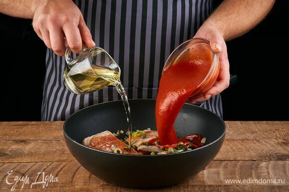 Влейте вино и перетертые томаты. Дайте алкоголю немного выпариться. Накройте сковороду крышкой и тушите около 5 минут до готовности рыбы.