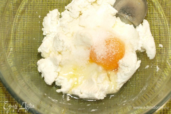 Добавляем в творог одно куриное яйцо и белок, порошок стевии или любой другой подсластитель по вкусу, щепотку соли, ванильный сахар, сметану. Хорошо перемешиваем.
